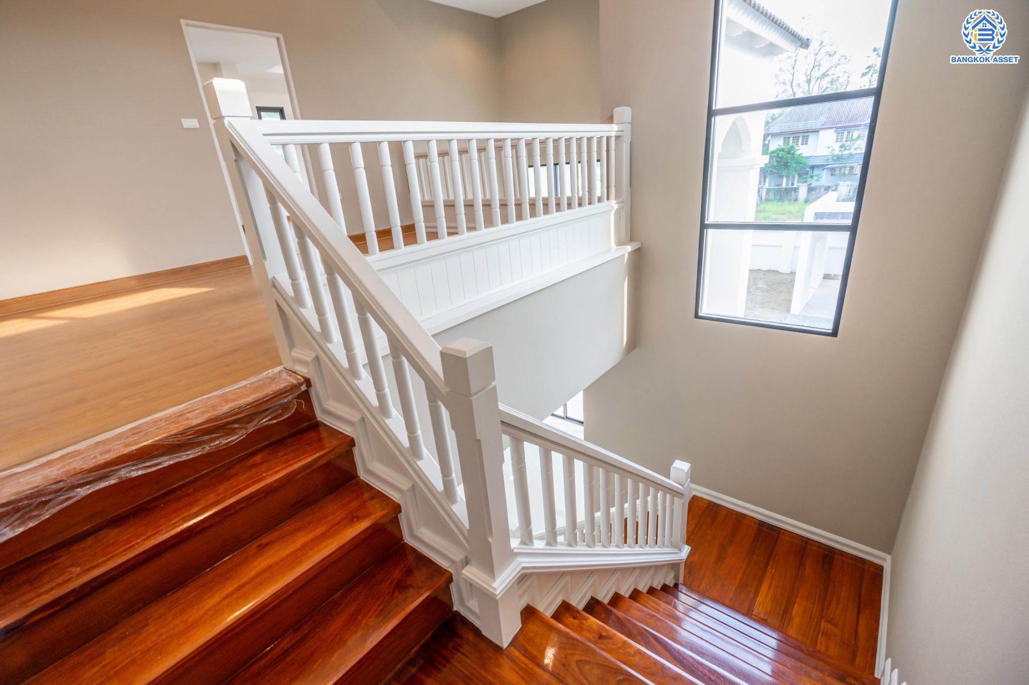 บ้านมือสองตกแต่งใหม่ ม.กฤษดานคร20 ปิ่นเกล้า-ติดถนนบรมราชชนนี เนื้อที่ 198 ตร.ว. บ้านเดี่ยวหลังใหญ่ ตกแต่งสุดหรูดีไซน์ยุโรป พร้อมฟังก์ชัน 4 ห้องนอน 4 ห้องน้ำ 1 ห้องแม่บ้าน จอดรถได้ 5 คัน บนทำเลเชื่อมต่อเมืองอย่างรวดเร็ว ใกล้ทางคู่ขนานลอยฟ้าบรมราชชนนี ทางด่วน "กาญจนาภิเษก" ม.มหิดล และเซ็นทรัลปิ่นเกล้า